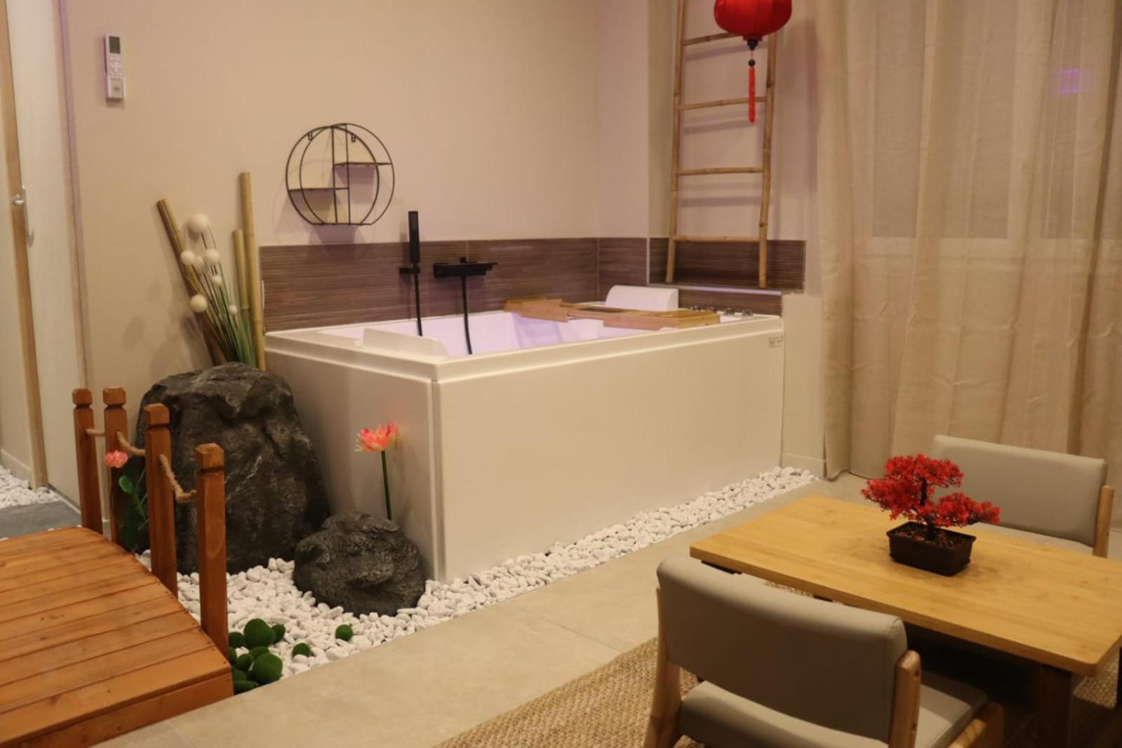 Loveroom Japon Avec Balneotherapie Toulon Exterior photo